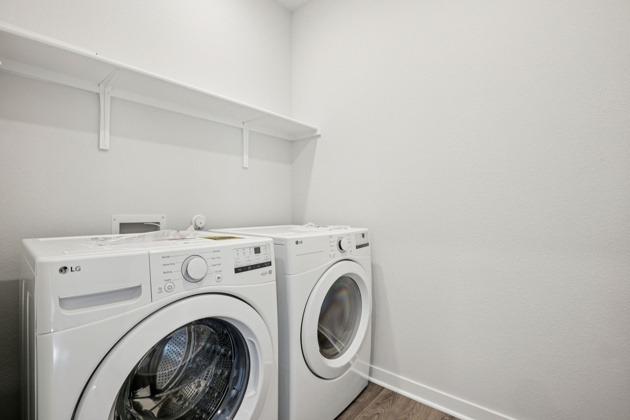 A white washing machine and a dryer in a room.